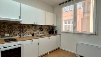 Kjøleskap, ovn, kokeplater og vannkoker