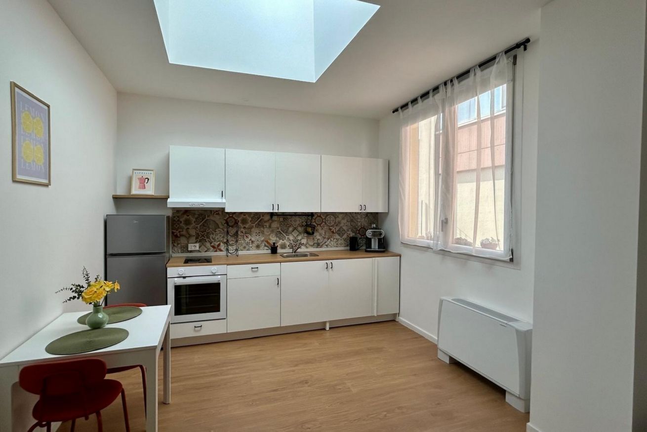 Fridge, oven, stovetop, electric kettle