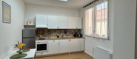 Fridge, oven, stovetop, electric kettle