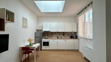 Fridge, oven, stovetop, electric kettle