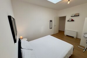 1 chambre, fer et planche Ă repasser