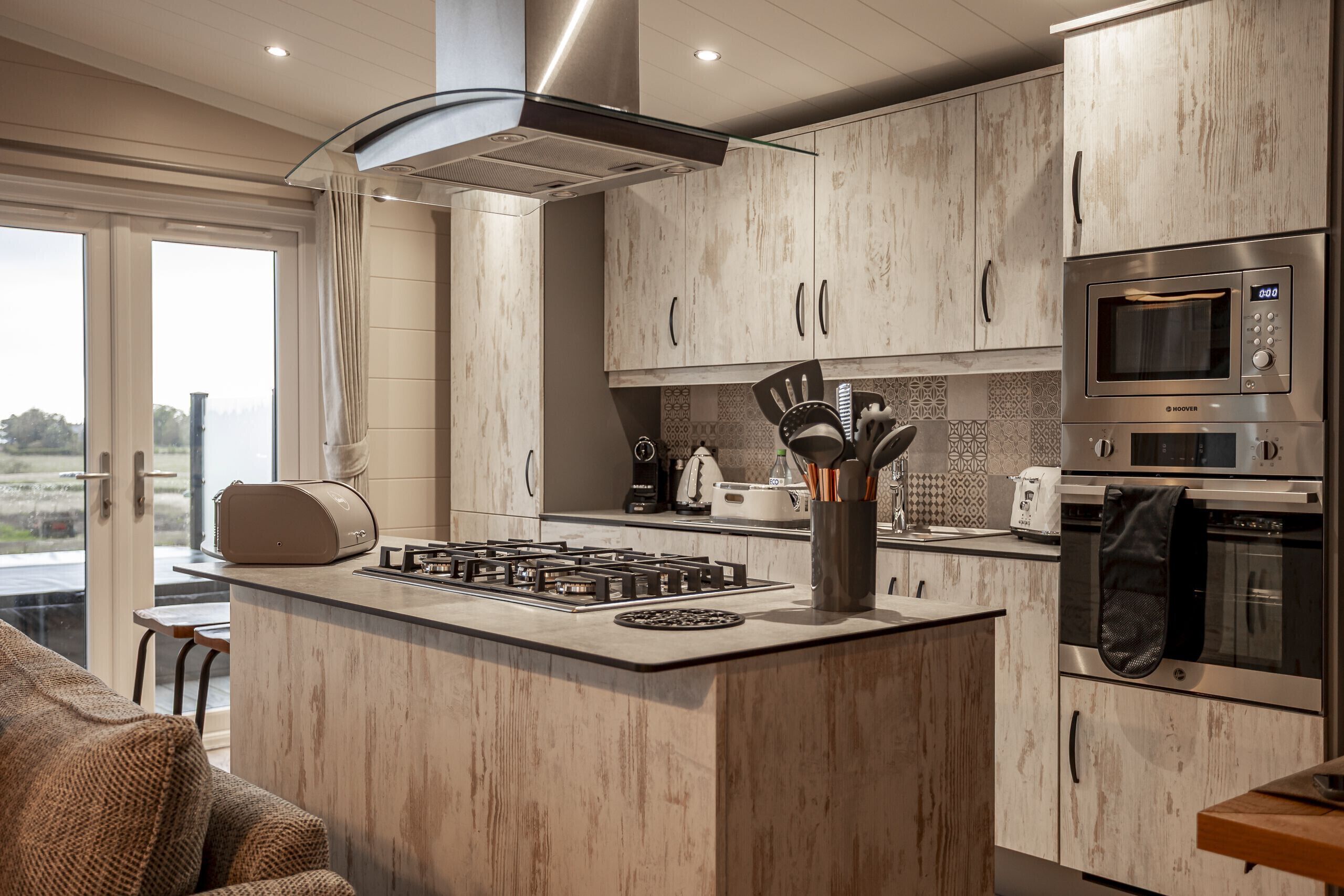 ثلاجة، ميكروويف، فرن، غسالة أطباق