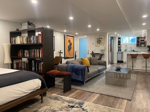 This unit is close to the subway and a short walk to the  Ossington Ave strip.