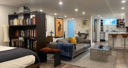 This unit is close to the subway and a short walk to the Ossington Ave strip.