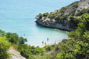 Chaises longues, serviettes de plage