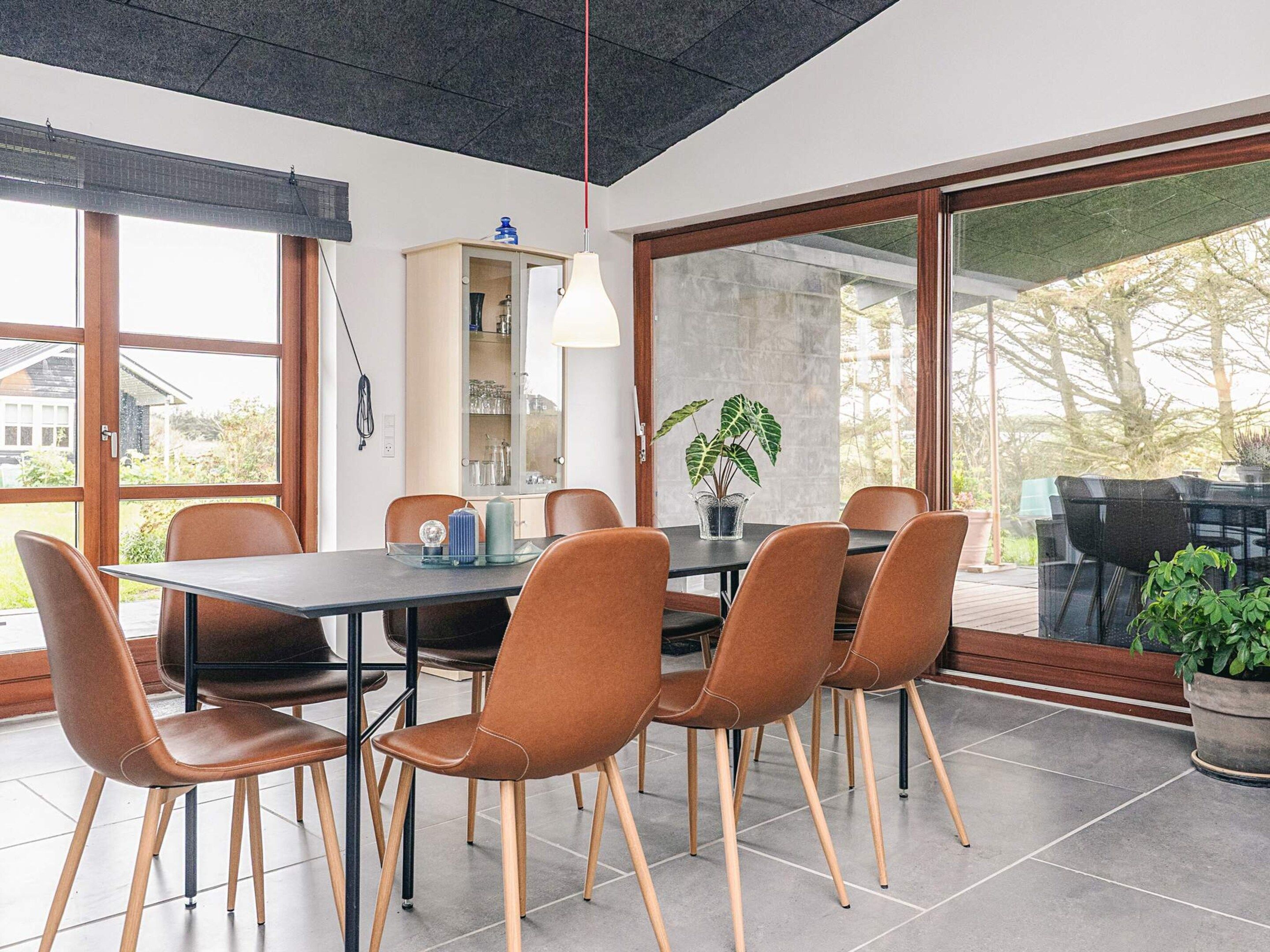 Un espace repas comprenant une table, des chaises et un buffet.