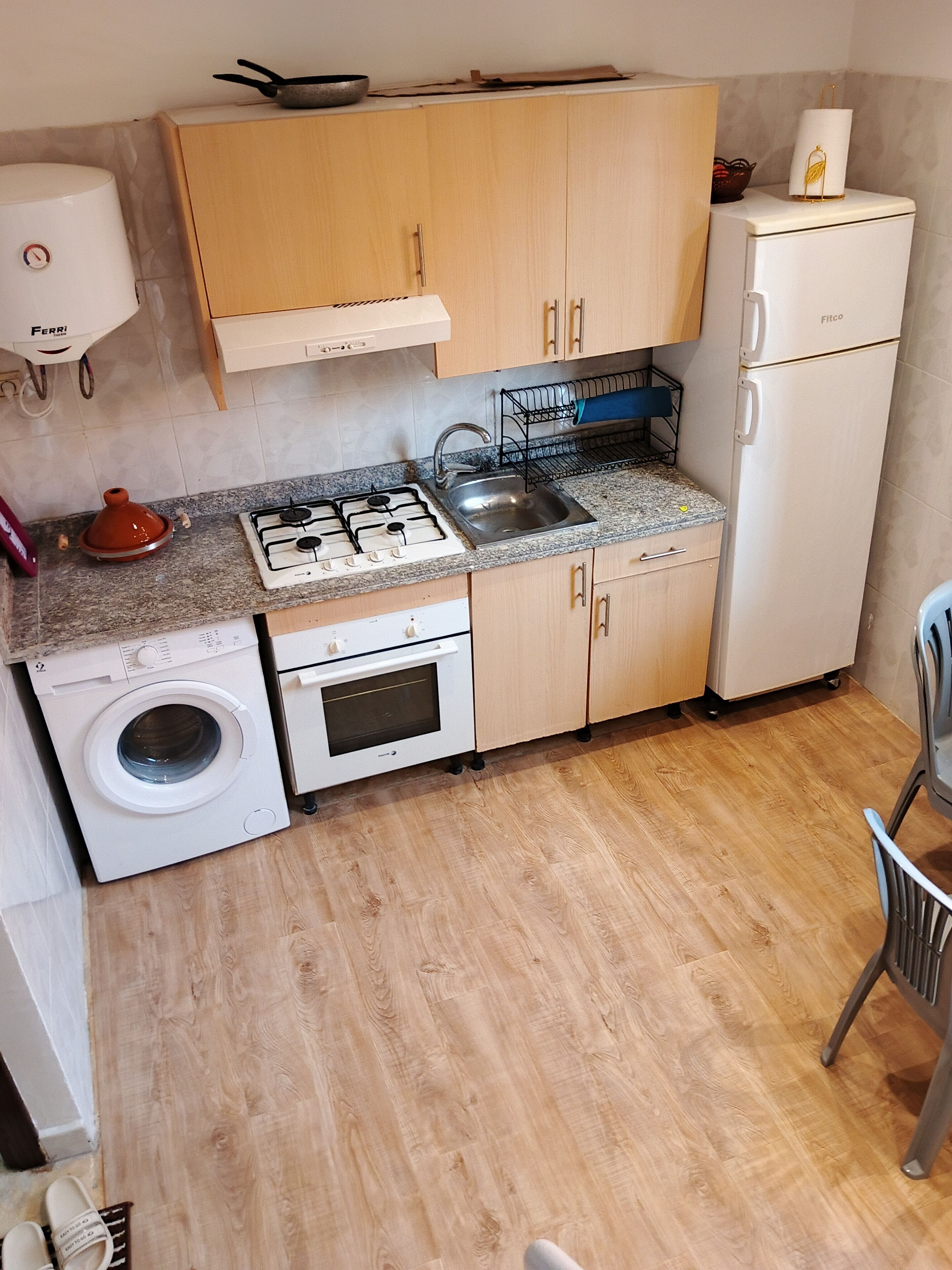 Fridge, coffee/tea maker, cookware/dishes/utensils, lobster pot