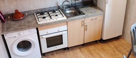 Fridge, coffee/tea maker, cookware/dishes/utensils, lobster pot