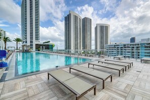 Una piscina al aire libre