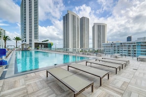 Una piscina al aire libre