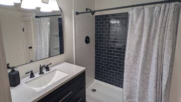 Douche, serviettes fournies, savon, papier toilette