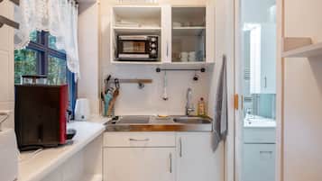 KĂŒhlschrank, Mikrowelle, Herdplatte, Wasserkocher mit Kaffee-/Teezubehör