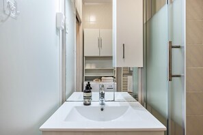 Ducha, secador de pelo y toallas