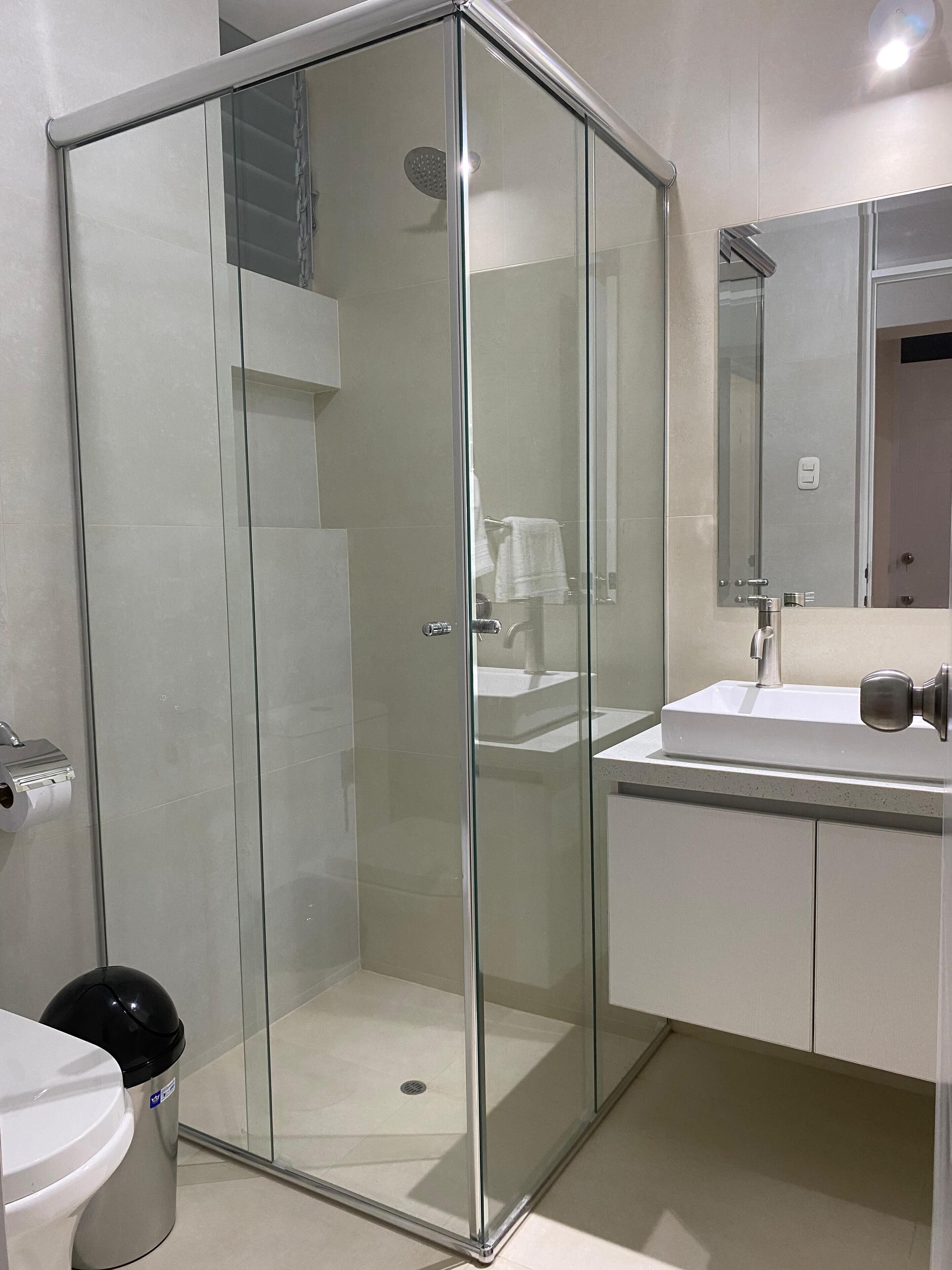 Secadora de cabello, toallas, jabón, papel de baño 