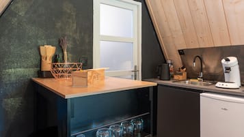 Fridge, stovetop, coffee/tea maker, electric kettle