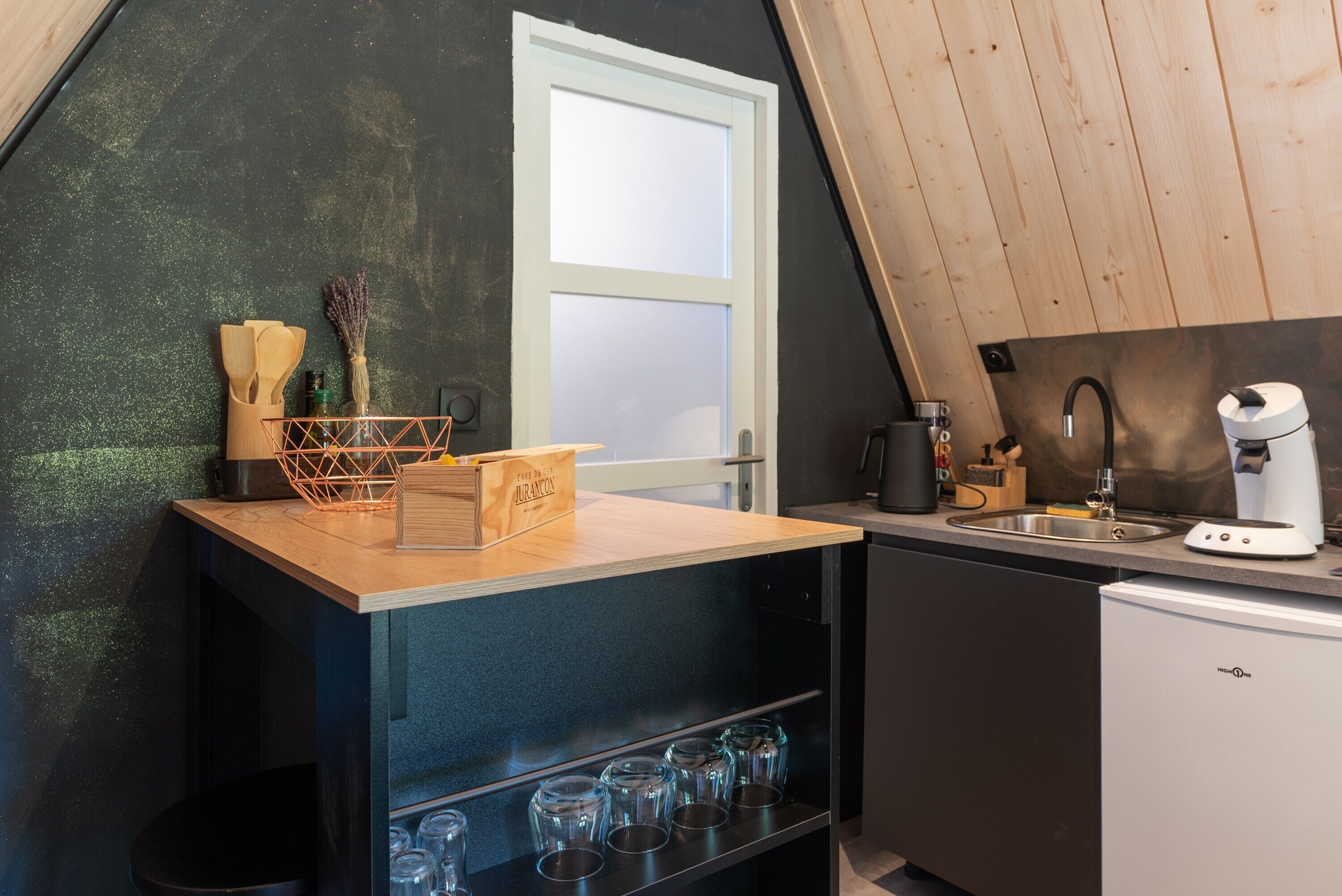 Een koelkast, een microgolfoven, een oven