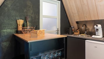 Een koelkast, een microgolfoven, een oven