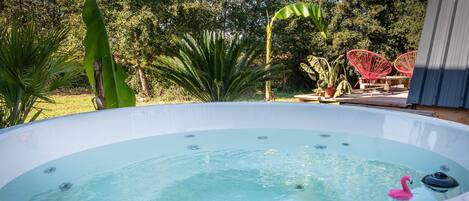 Bañera de hidromasaje al aire libre