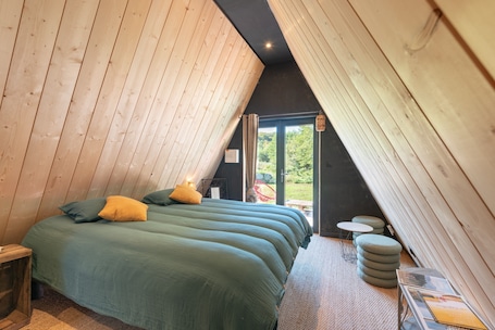 1 bedroom, WiFi, bed sheets. Chalet 'Le Barbu - Coarraze' with Private Terrace, Wi-Fi and Air Conditioning
