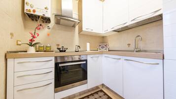 Kühlschrank, Ofen, Herdplatte, Wasserkocher mit Kaffee-/Teezubehör