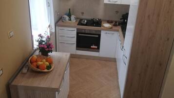 Køleskab, ovn, kogeplade, kaffe-/temaskine