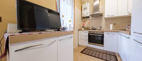 Frigorífico, horno, placa de cocina y cafetera o tetera