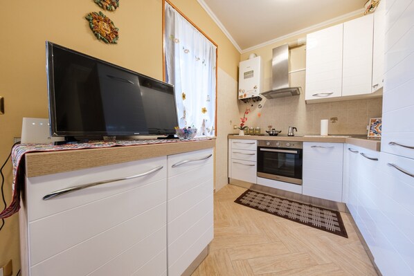 Fridge, oven, stovetop, coffee/tea maker