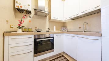 Frigorifero, forno, piano cottura, macchina per tè/caffè