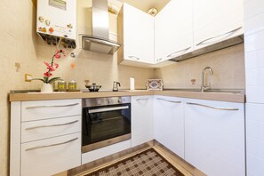 Fridge, oven, stovetop, coffee/tea maker