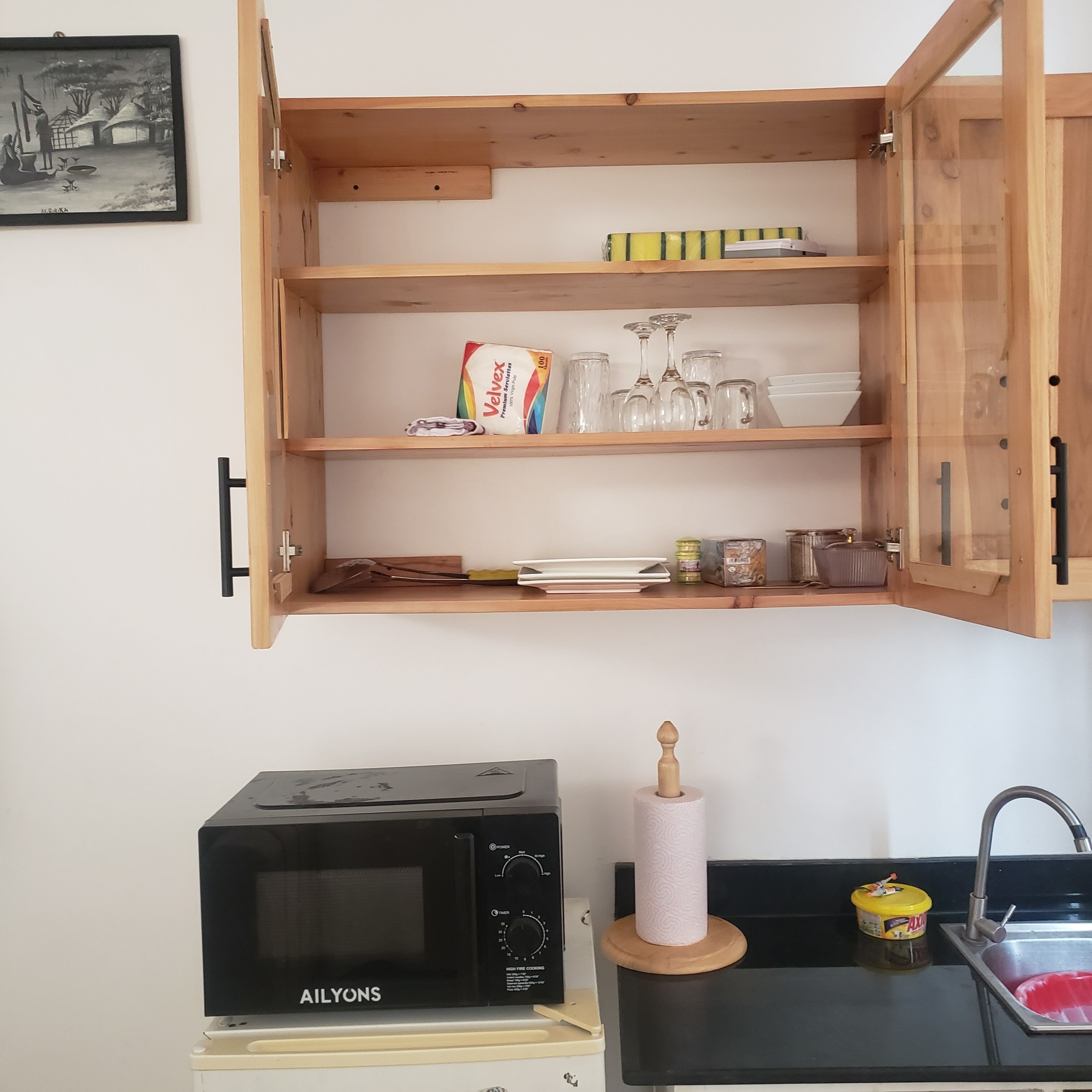 Réfrigérateur, micro-ondes, plaque de cuisson, bouilloire électrique