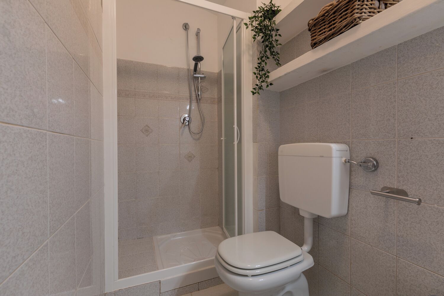 Appartement, 1 lit double | Salle de bain | Douche, sèche-cheveux, serviettes fournies, savon