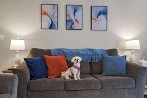 TV, fireplace - Dog friendly 1st floor  King bd in Ocean Ridge (Edisto Island)