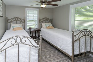 3 bedrooms, desk, iron/ironing board, free WiFi