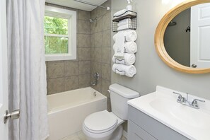 Haartrockner, Handtücher, Seife, Toilettenpapier