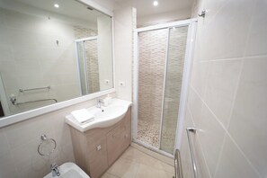 Shower, hair dryer, bidet, towels - Bernini Residence (Roma)