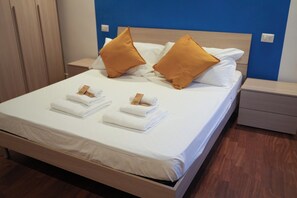 2 chambres, coffres-forts dans les chambres, fer et planche à repasser