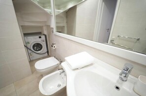 Shower, hair dryer, bidet, towels - Bernini Residence (Roma)