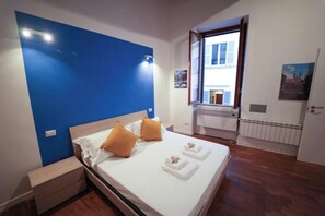 2 chambres, coffres-forts dans les chambres, fer et planche à repasser