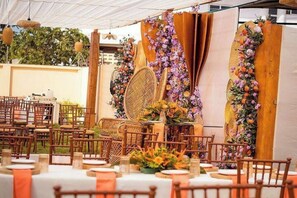 Outdoor dining - Come relax with family/group in our 3 bedroom hse (Tema)