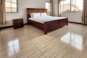 3 slaapkamers, een strijkplank/strijkijzer, internet, beddengoed