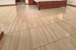 3 bedrooms, iron/ironing board, Internet, bed sheets - Come relax with family/group in our 3 bedroom hse (Tema)