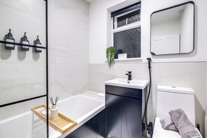 Hårtørrer, bidet, håndklæder, Sæbe