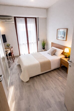 Classic Single Room, Balcony, Courtyard View | Desk, iron/ironing board, free WiFi - Hotel Cecile (Pisa)