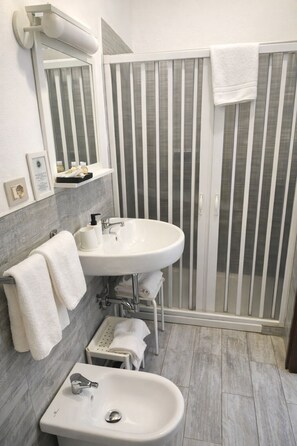 Classic Triple Room | Bathroom | Shower, free toiletries, hair dryer, towels - Hotel Cecile (Pisa)