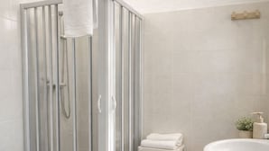 Classic Single Room, Balcony, Courtyard View | Bathroom - Hotel Cecile (Pisa)