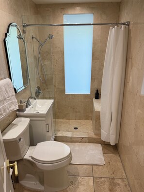Dusche, Haartrockner, Handtücher, Seife