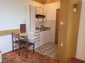 Fridge, stovetop, coffee/tea maker, toaster