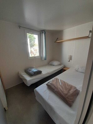 2 bedrooms, iron/ironing board, WiFi