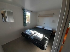 2 bedrooms, iron/ironing board, WiFi