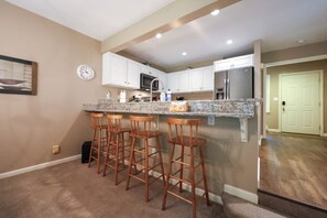 ثلاجة، ميكروويف، فرن، موقد طهي مسطح